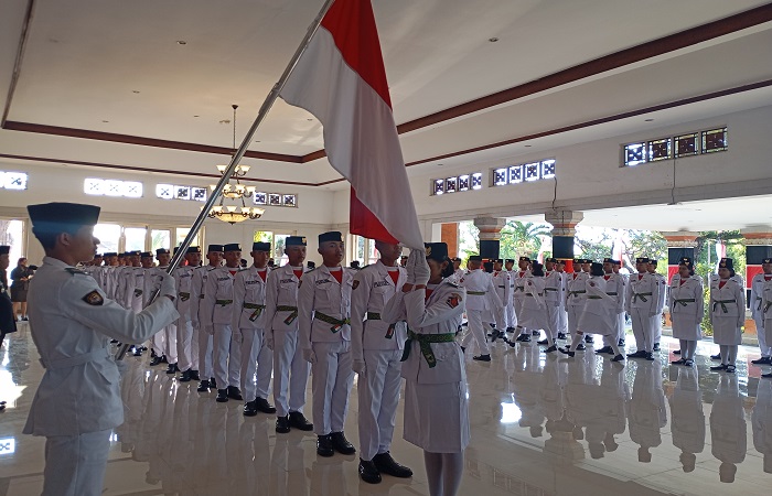 Paskibraka Buleleng tahun 2024 lalu. Kini kuota pendaftar paskibraka Buleleng menjadi delapan orang per sekolah. Juga pasukannya terbagi atas 35 putra dan 35 putri.