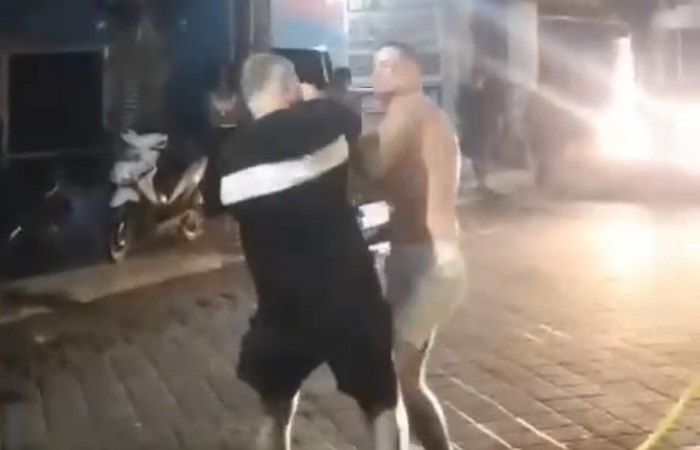 Aksi baku hantam sesama bule pecah di Jalan Legian, Kuta, Badung.