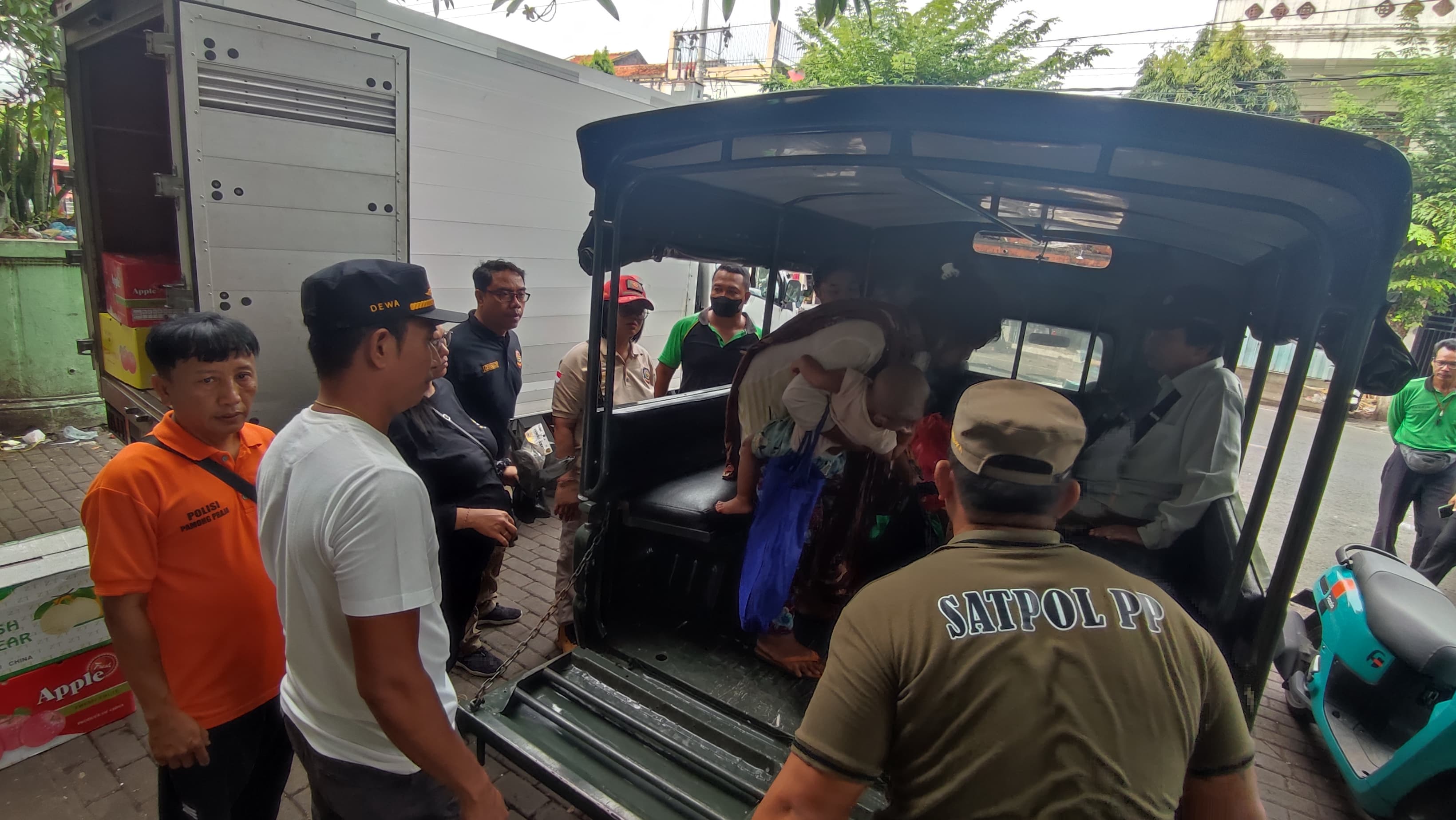 ANGKUT: Pol PP Buleleng menangkap para gelandangan dan pengemis di areal Pasar Anyar Singaraja.