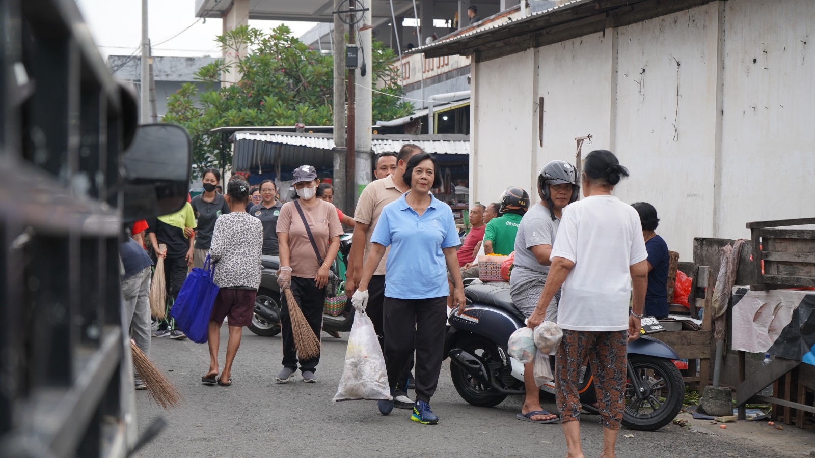 BERSIH SAMPAH: Para pegawai Pemkab Buleleng melakukan aksi bersih sampah di Pasar Kampung Tinggi.