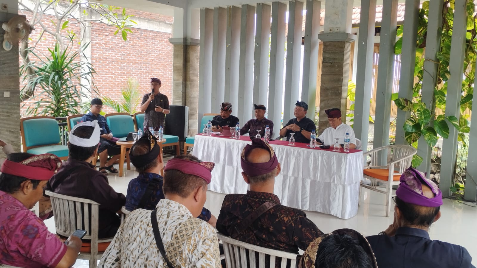 BAHAS ANGGARAN: Pertemuan bendesa adat se-Buleleng dengan bupati dan wakil bupati Buleleng terpilih.