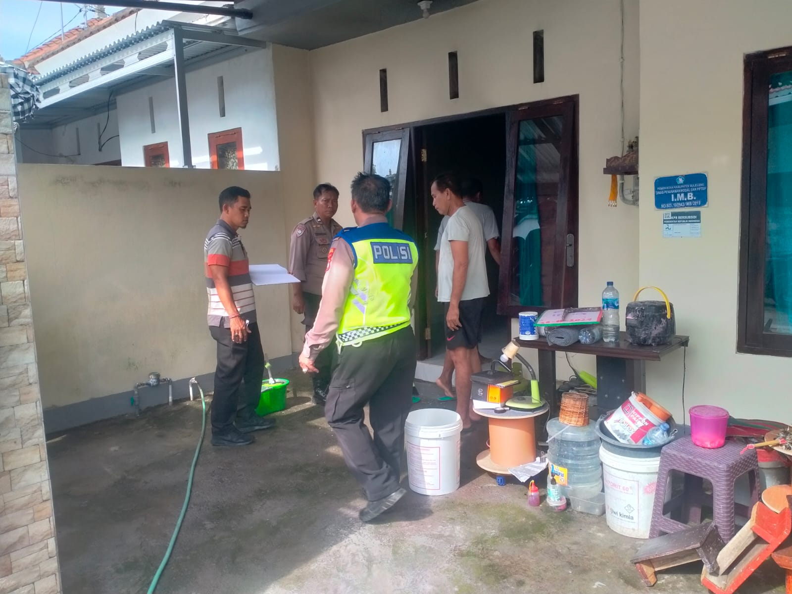 OLAH TKP: Aparat kepolisian dari Polsek Kubutambahan melakukan olah TKP di rumah yang terbakar di Desa Kubutambahan, Buleleng.