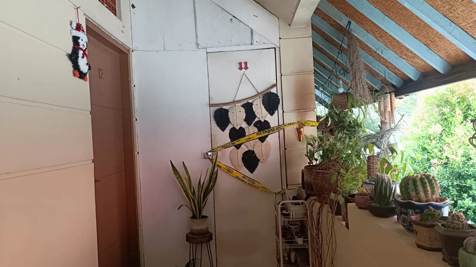 TERSEGEL GARIS POLISI: Kamar kos di Jalan Gunung Soputan, Gang Puskesmas, tempat tersangka menghabisi nyawa Pande Gede Putra Palguna.