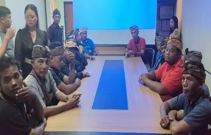 Para sopir angsis Gianyar saat mendatangi Kantor Dinas Perhubungan Gianyar.