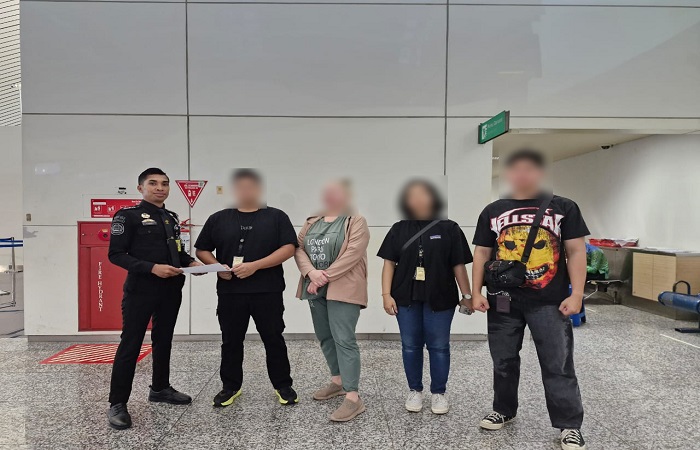 Pelaku (tengah) didampingi petugas saat diamankan di Bandara Internasuinal I Gusti Ngurah Rai.