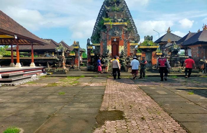 Polisi menyelidiki lokasi pendeman yang dibobol pencuri di Pura Desa Temesi, Gianyar pada Sabtu (15/2) kemarin.
