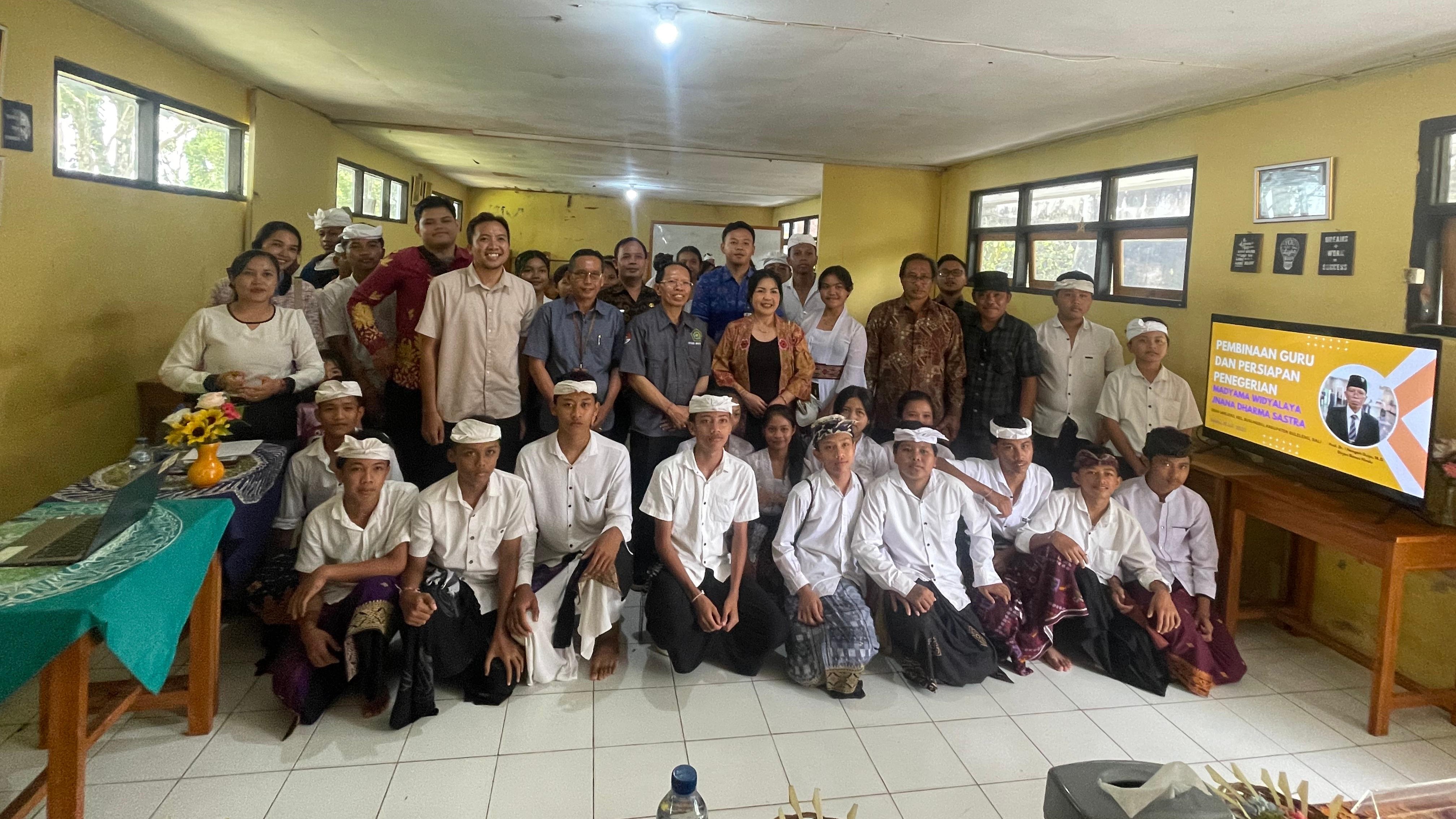 KUNJUNGI SMP HINDU: Siswa di Madyama Widyalaya Jnana Dharma Sastra berfoto bersama Dirjen Bimas Hindu, Prof. I Nengah Duija.