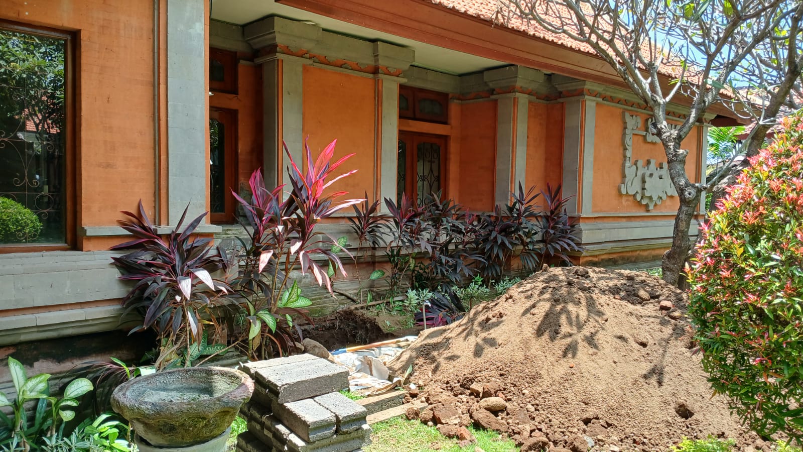 RENOVASI: Proses renovasi di Rumah Jabatan Bupati Buleleng.