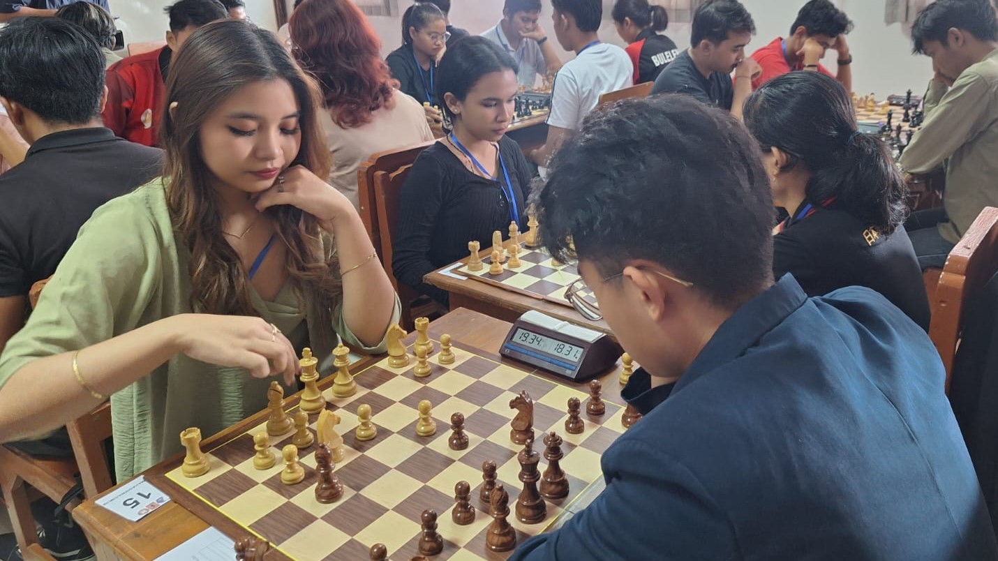 TURNAMEN: Para peserta mengikuti turnamen catur yang diselenggarakan oleh UKM Catur Undiksha.