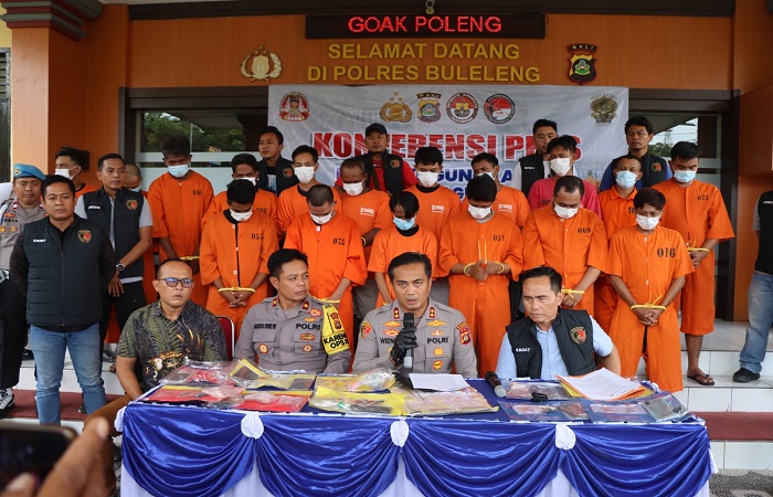 Dua orang warga Seririt kini terancam menghabiskan waktunya selama 12 tahun di dalam penjara. Ini akibat mereka membeli narkotika jenis sabu dengan sistem tempel.