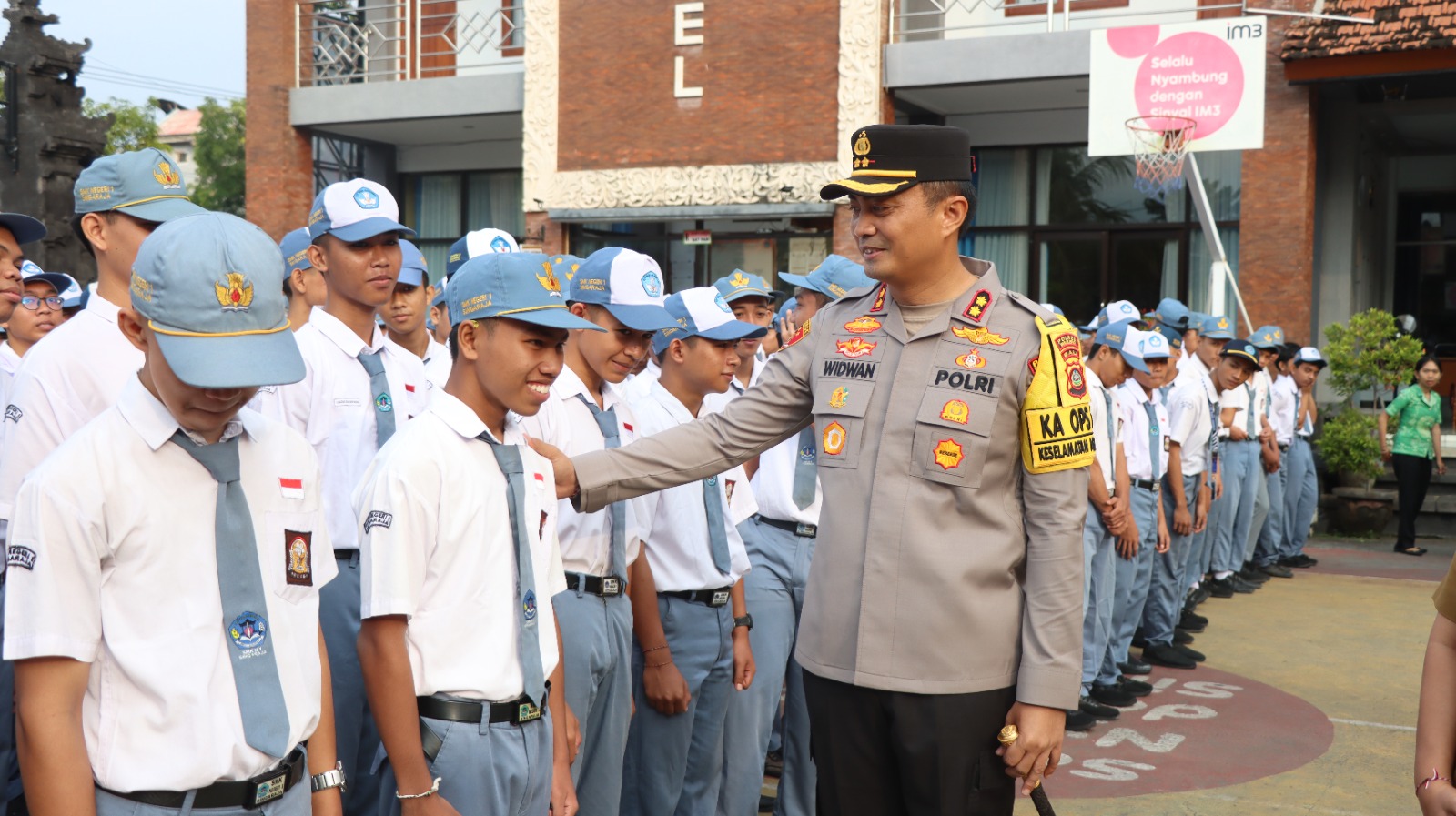 TETAP DISIPLIN: Kapolres Buleleng, AKBP Ida Bagus Widwan Sutadi (kanan) saat bertemu para siswa di SMKN 1 Singaraja.