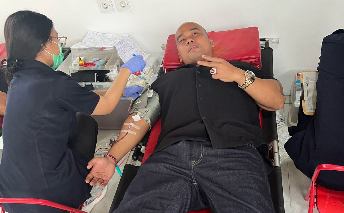 Ketua Laskar Bali Badak Agung ke-21, Wayan Selamet bersama ratusan anggota menggelar bakti sosial donor darah, Senin (17/2/2025) di Denpasar.