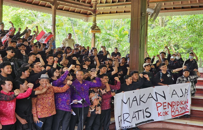 Mahasiswa yang tergabung dalam Aliansi Bali Tidak Diam mendatangi Kantor DPRD Bali meminta jalankan perannya menyampaikan aspirasi masyarakat, Senin (17/2) kemarin.