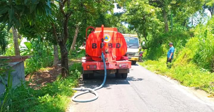 SUPLAI AIR BERSIH: BPBD Buleleng melakukan distribusi air bersih ke Desa Tejakula, karena terjadi krisis air akibat hanyutnya 50 pipa air bersih desa.