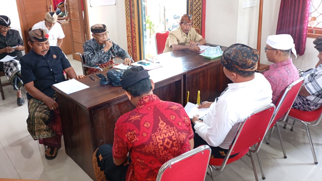 MESADU: Krama Desa Adat Sudaji mendatangi MDA Buleleng. Mereka mesadu dan meminta peninjauan ulang PAW bendesa.