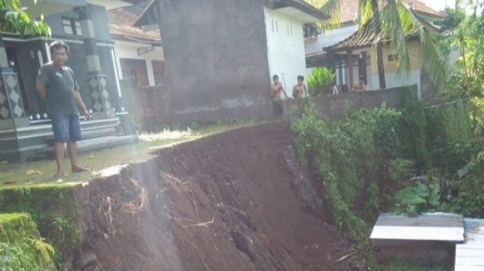 PARAH: Kondisi salah satu lokasi yang terdampak bencana longsor. Terjadi 11 bencana dalam sehari di Desa Patemon dengan kerugian mencapai Rp 305 juta.