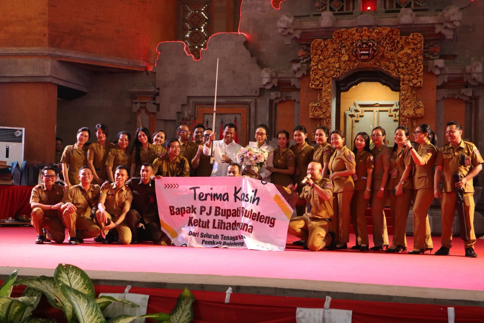 BENTANGKAN SPANDUK: Para pegawai di Pemkab Buleleng melepas masa tugas Pj. Bupati Buleleng, Ketut Lihadnyana di Gedung Kesenian Gde Manik.