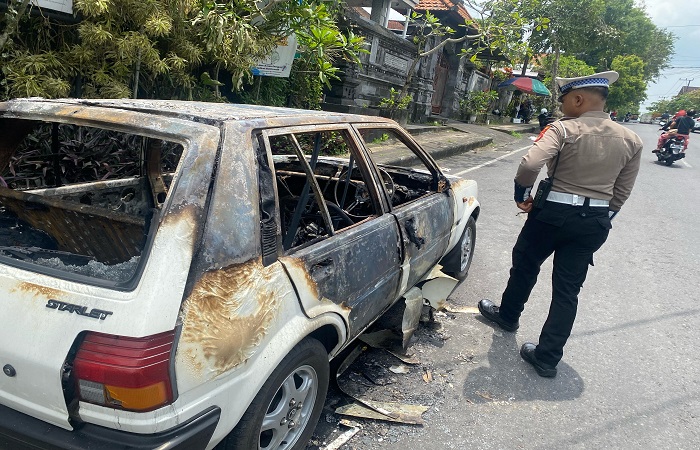Kondisi sebuah mobil Toyota Starlet yang terbakar di Jalan Pulau Seribu, Desa Dauh Peken Tabanan.
