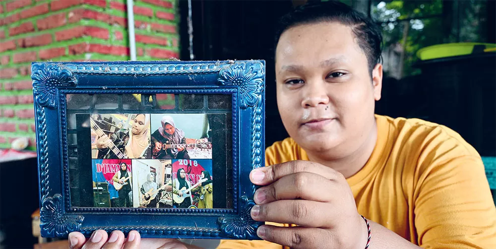RESMI JADI LELAKI: Eki Febriant menunjukkan foto-fotonya ketika masih bernama Nur Laili Eka Febrianti.