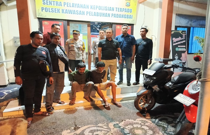 Dua pelaku Curanmor saat diamankan di Mapolsek Kawasan Laut Pelabuhan Padangbai, usai kedapatan membawa motor hasil curian saat akan menyeberang menuju Lombok, Senin malam (17/2) kemarin.