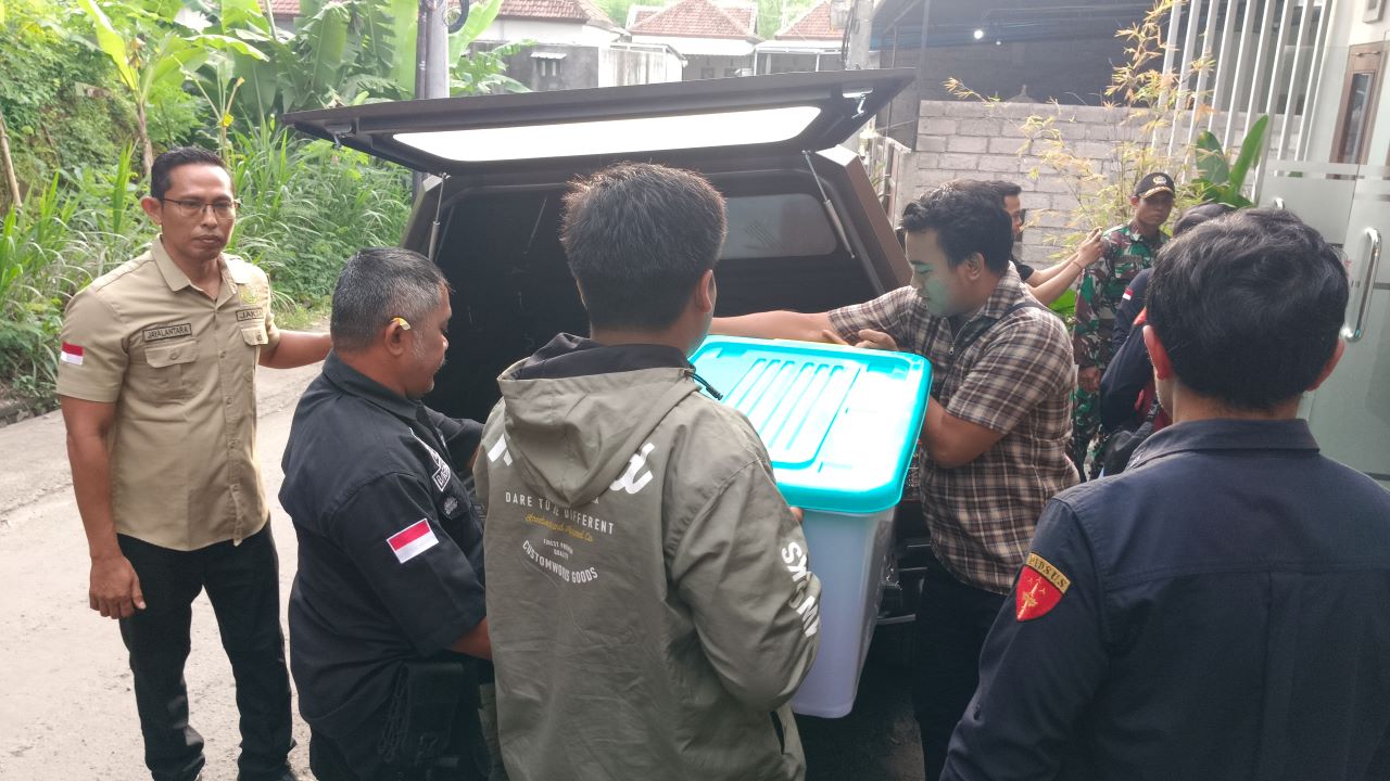 SITA BARANG BUKTI: Penyidik Kejaksaan Tinggi Bali melakukan penyitaan terhadap dokumen penyaluran rumah bersubsidi yang dilakukan salah satu perusahaan properti di Buleleng.