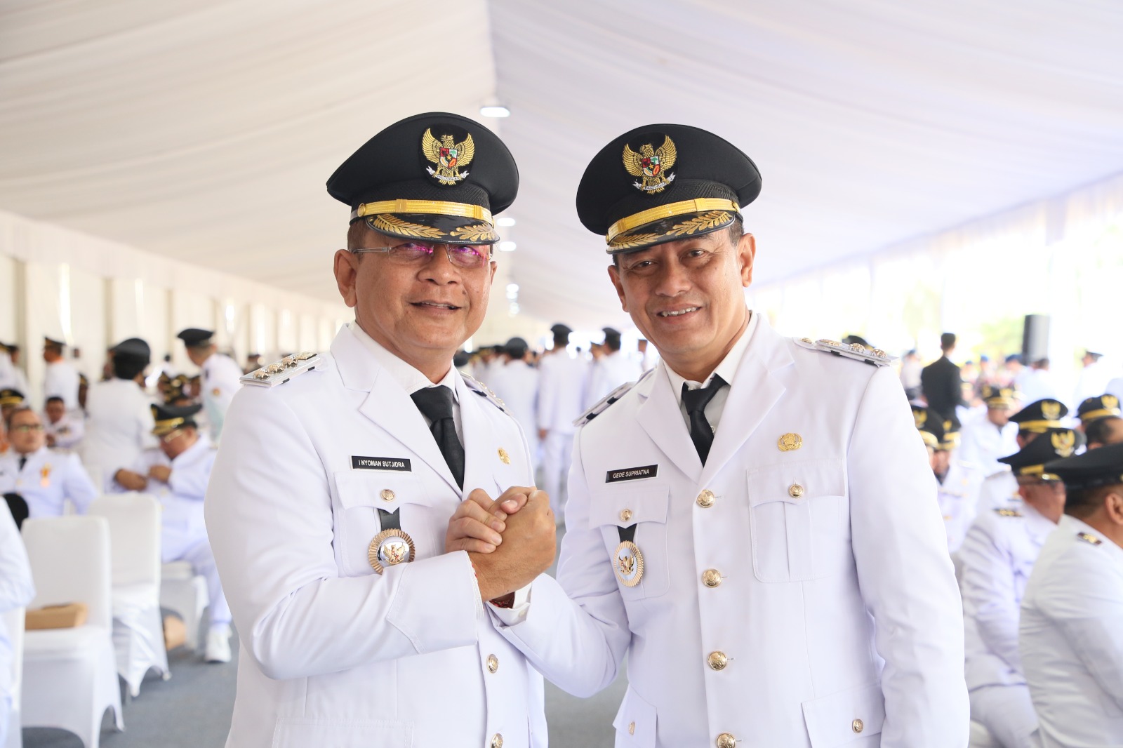 SAH!: Bupati Buleleng, dr. I Nyoman Sutjidra (kiri) dan Wakil Bupati Buleleng, Gede Supriatna.