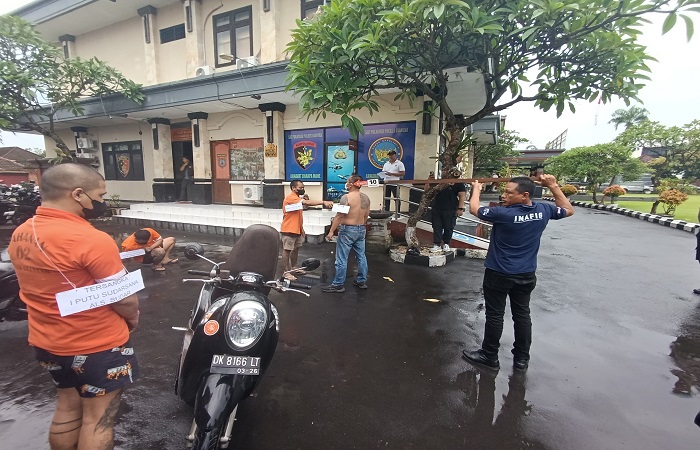 Polres Gianyar menggelar rekonstruksi kasus penusukan berujung kematian di Jalan Raya Tojan, Blahbatuh, Gianyar, Bali.