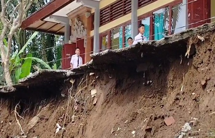 Senderan sekolah ini mengalami longsor sehingga membahayakan ruang kelas.
