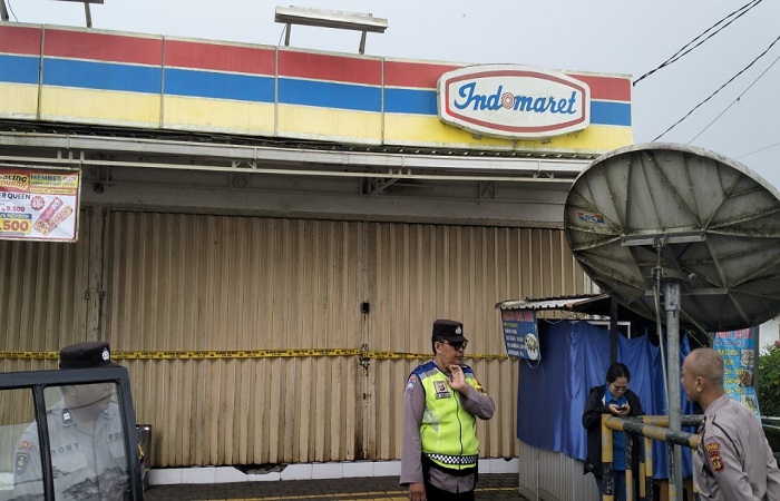 Polisi ketika melakukan olah TKP di Indomaret Wanagiri, pasca pencurian yang menyasar tempat tersebut.