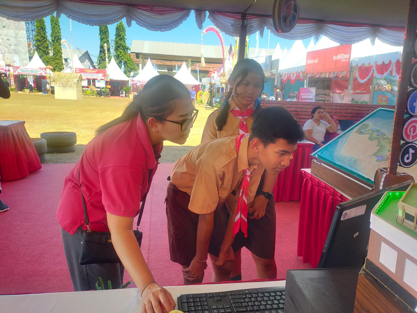 EDUKASI: Staf Dinas Kominfo Buleleng memberikan edukasi kepada siswa terkait bahaya serangan digital.
