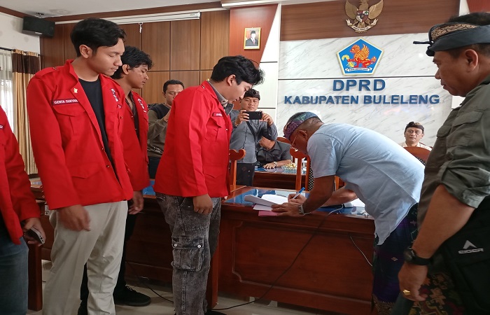 GMNI Buleleng beraudiensi dengan DPRD Buleleng. Mereka membawa lima tuntutan terkait dengan kebijakan Inpres 1 Tahun 2025 tentang efisiensi anggaran belanja APBN dan APBD.