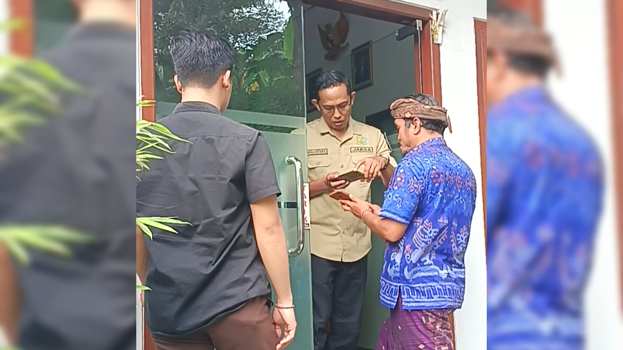 CARI BUKTI: Tim Kejati Bali saat menggeledah salah satu perusahaan properti yang ada di Jalan Pulau Kangean, Desa Penglatan, Buleleng.