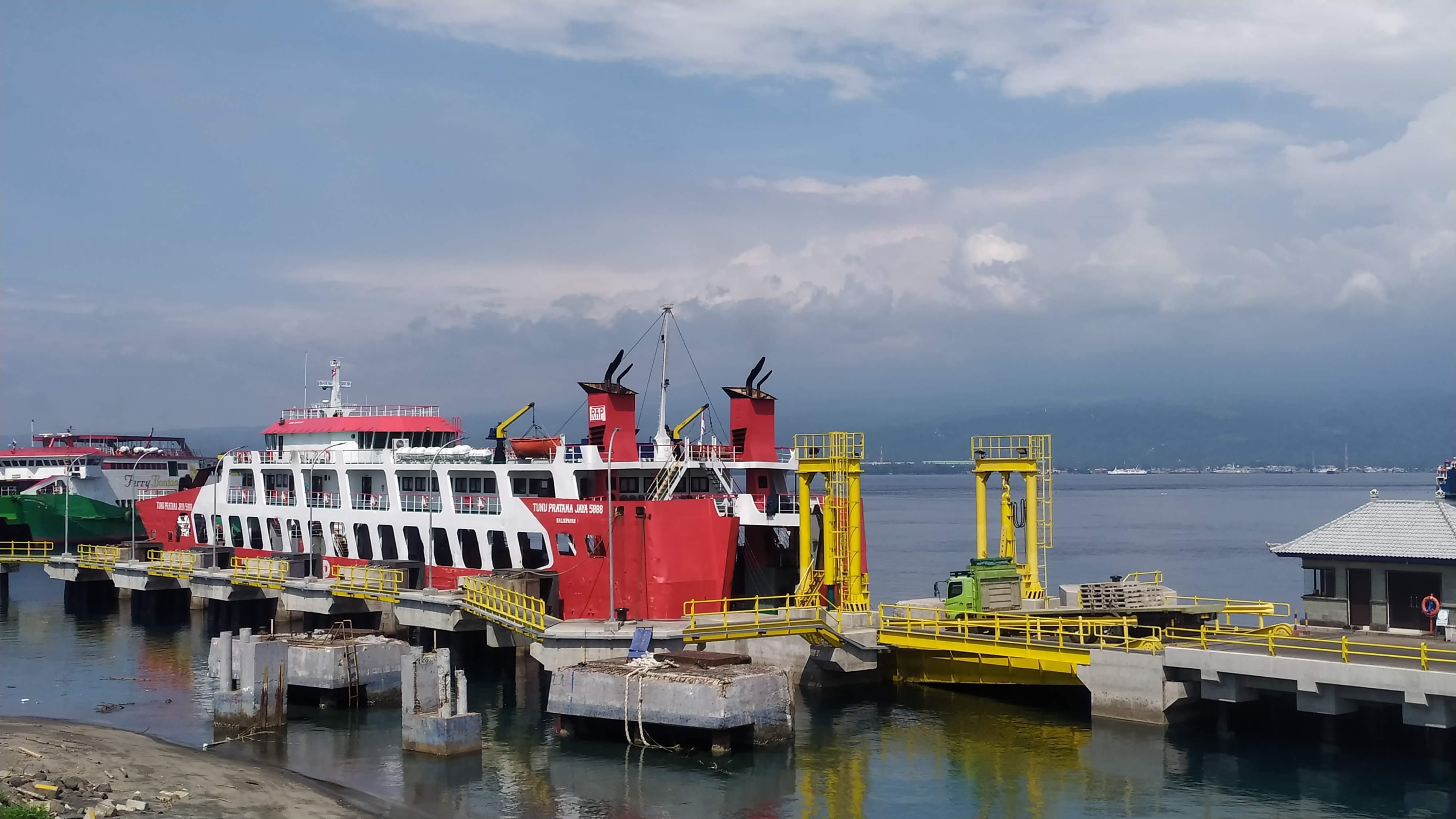 RAMAI LANCAR: Suasana penyeberangan di Pelabuhan Gilimanuk.