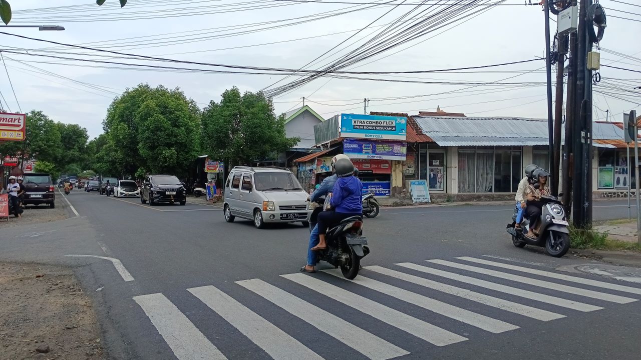 PADAT KENDARAAN: Suasana di persimpangan Jalan Surapati dengan Jalan Komodo di Kelurahan Banyuning, Buleleng.