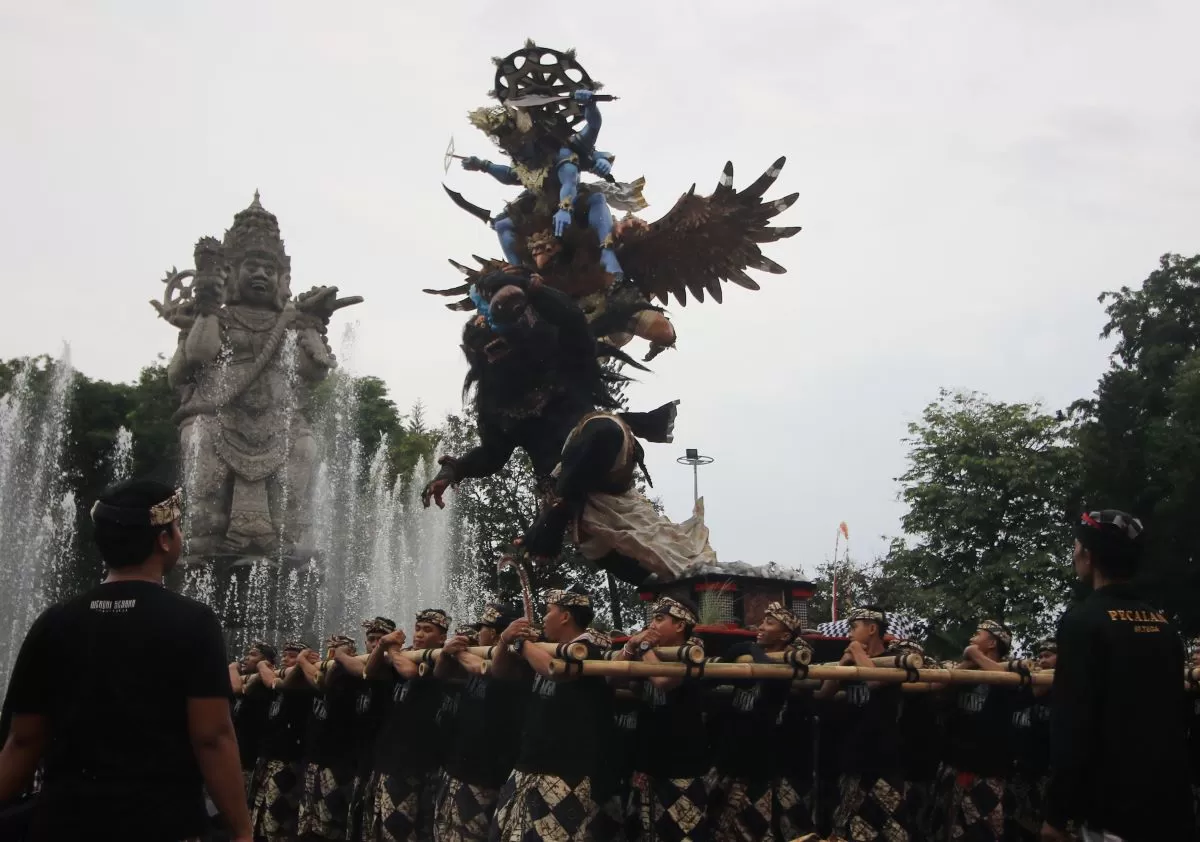 FINALIS: Festival Kasanga- Penampilan salah satu peserta di kompleks Patung catur Muka Denpasar (1/3/2024).