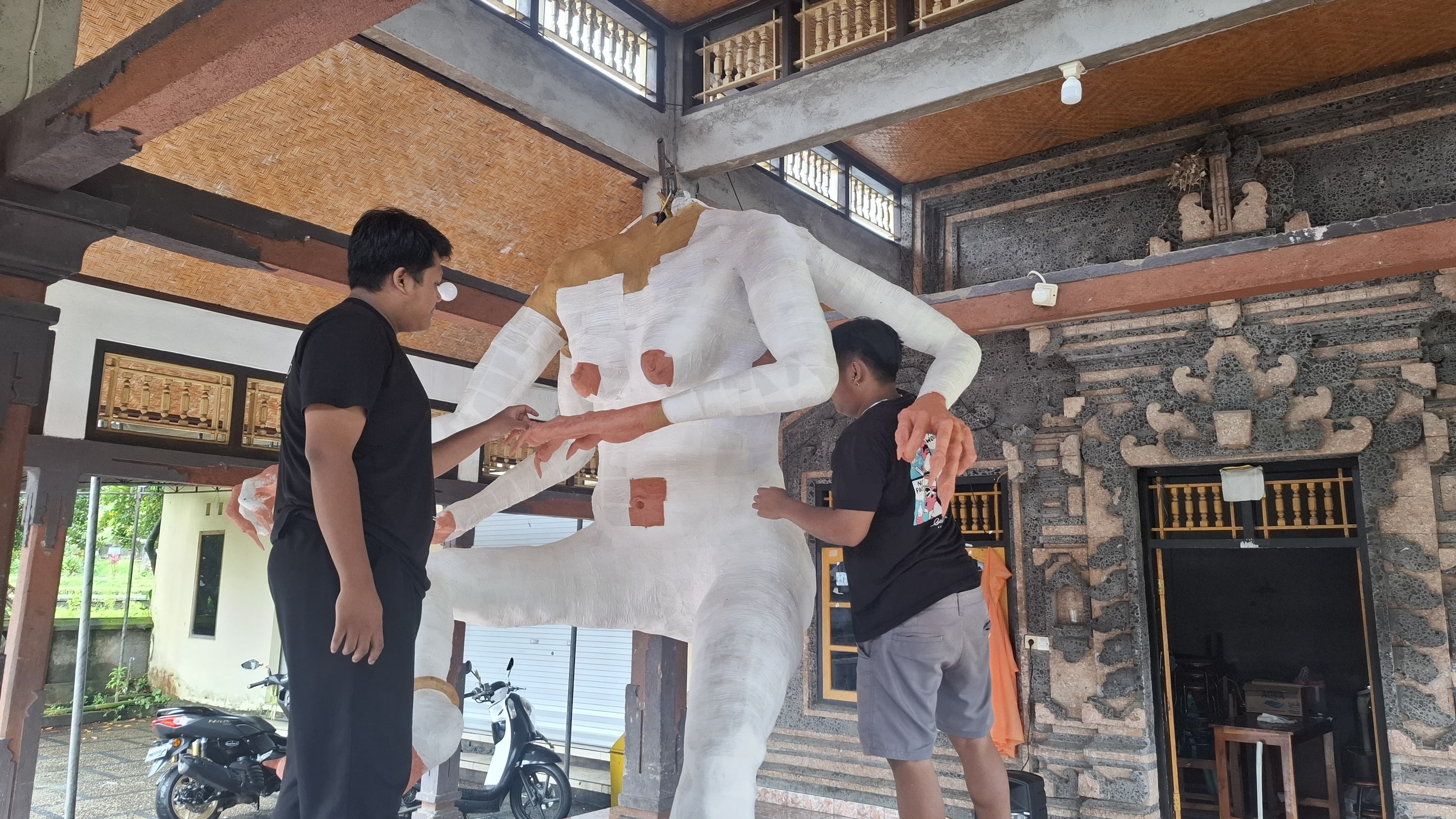 SARAT MAKNA: Proses pengerjaan ogoh-ogoh Ratu Wong Samar oleh STT Abdi Yowana. Ada pesan mendalam yang disampaikan dalam ogoh-ogoh ini.