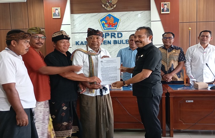 DPRD Buleleng serahkan hasil kajian alias rekomendasi ke Elemen Masyarakat Pemuteran, terkait dengan kasus tanah negara di Bukit Ser.