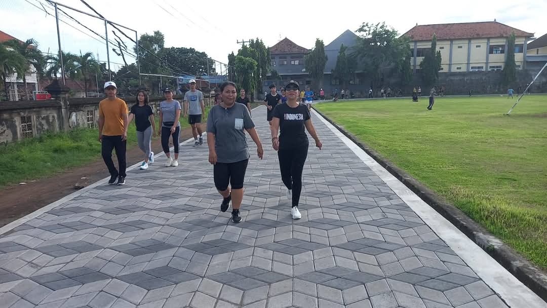JOGGING: Aktivitas masyarakat Buleleng di Lapangan Bhuana Patra.