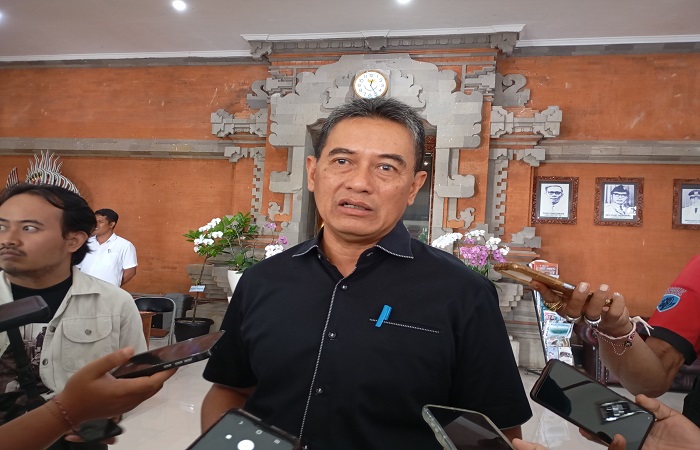 Wakil Bupati Buleleng, Gede Supriatna dalam satu kesempatan pada hari pertamanya ngantor dan bertugas. Ia mengaku masih adaptasi.