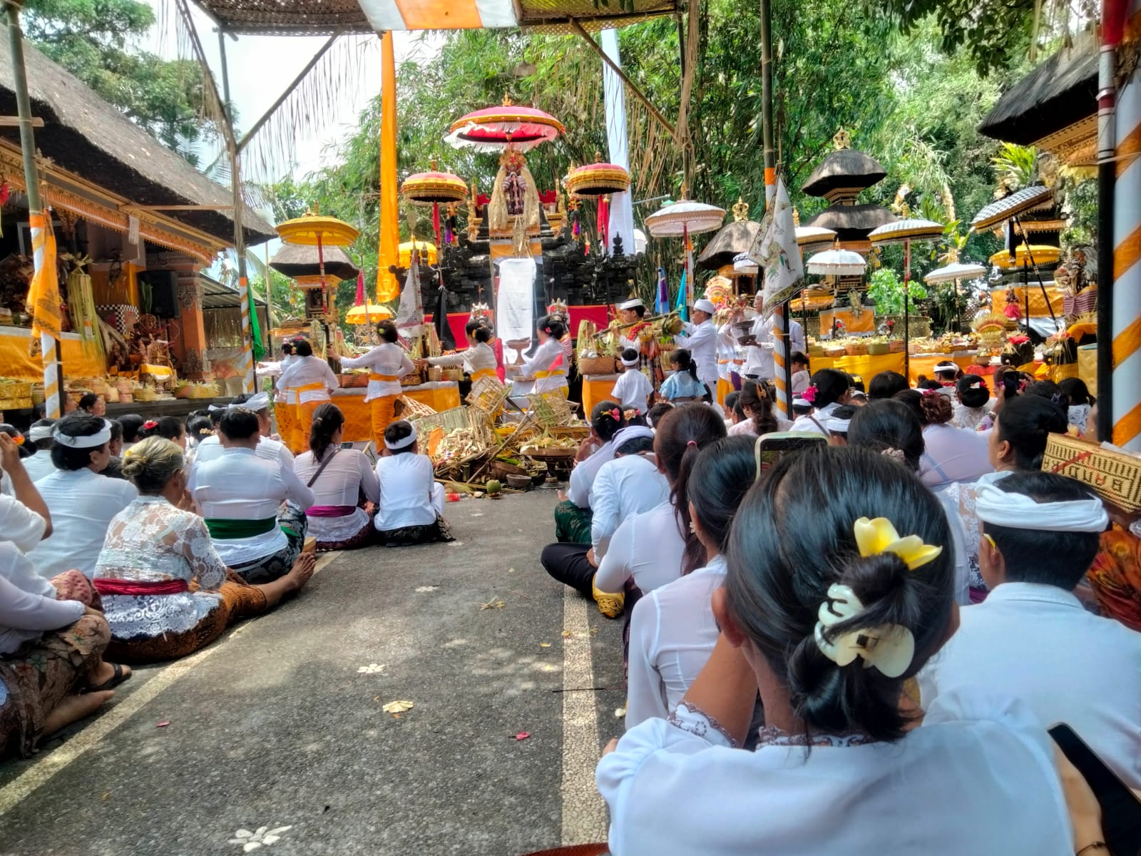 KHUSYUK: Krama Banjar Tengah, Desa Adat Timuhun saat karya pada Sabtu (22/2/2025).