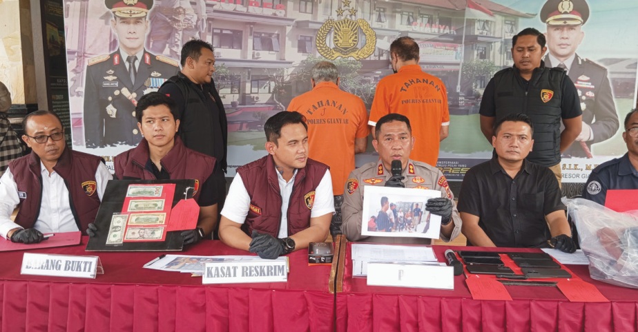 PENYEKAPAN: Kapolres Gianyar, AKBP Umar (pegang microphone) menunjukkan barang bukti dan foto proses olah TKP.