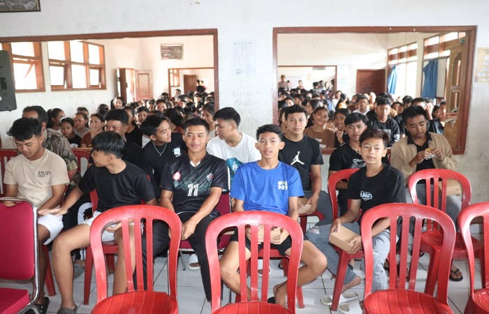 Polres Buleleng memberikan edukasi terkait bahaya narkotika dan tertib berlalu lintas di Desa Sidetapa, Kecamatan Banjar.