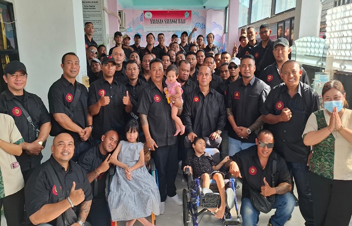Ratusan anggota Laskar Bali Badak Agung berbagi kasih di panti sosial Tresna Werdha Wana Seraya di Biaung, Kesiman Kertalangu, Denpasar Timur, dan panti Asuhan Yayasan Sayangi Bali.