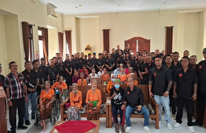 Ratusan anggota Laskar Bali berbagi kasih ke panti sosial Tresna Werdha Wana Seraya di Biaung, Kesiman Kertalangu, Denpasar Timur, dan panti Asuhan Yayasan Sayangi Bali.
