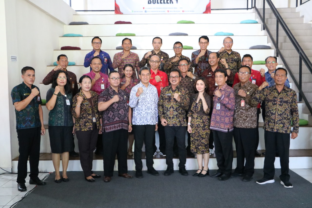 RAPAT KERJA: Wakil Bupati Buleleng Gede Supriatna (endek putih) bersama dengan staf ahli kepala daerah se-Bali.