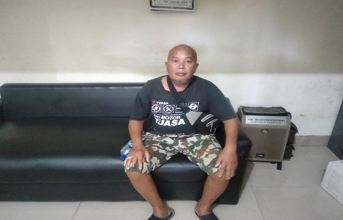 Terdakwa Putu Suma Widiarsa saat diamankan polisi pasca aksi kriminalnya. Kini ia harus mendekam di dalam penjara selama dua tahun dan dua bulan.