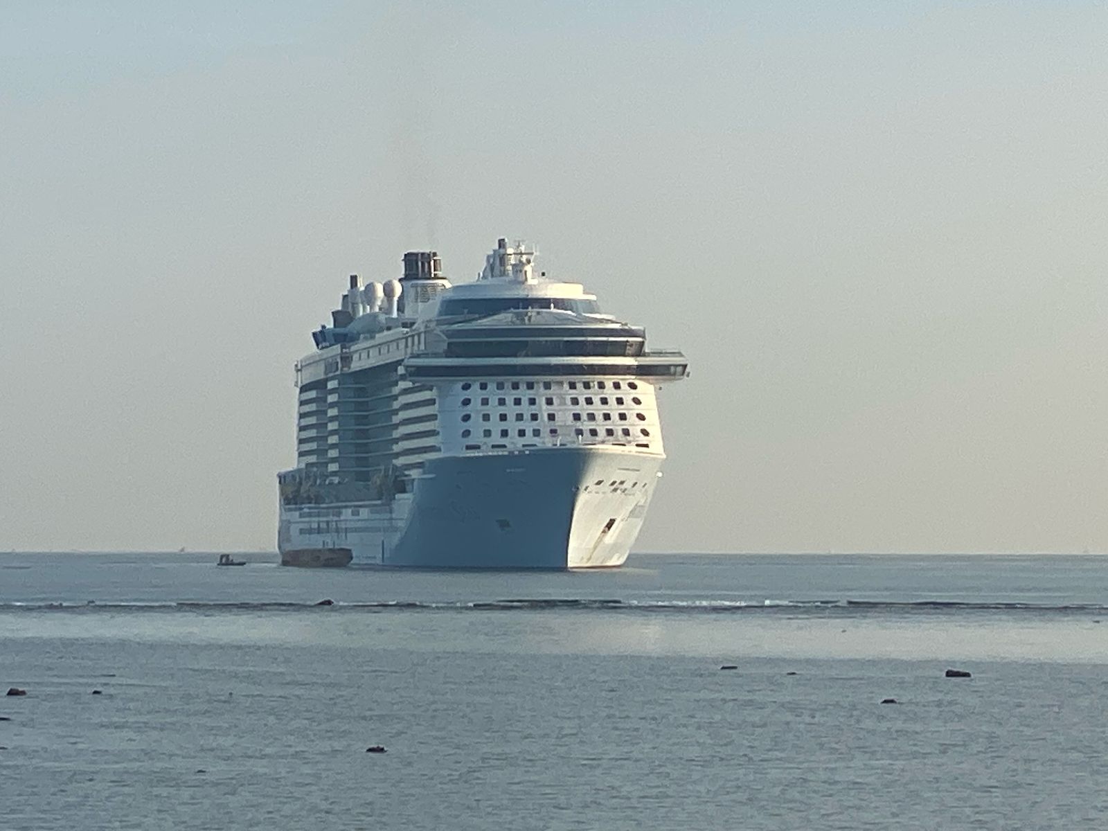 JUMBO: Kapal pesiar Anthem of the Seas saat lego jangkar di Pelabuhan Celukan Bawang. Kapal itu mengangkut lebih dari 4.000 orang penumpang.