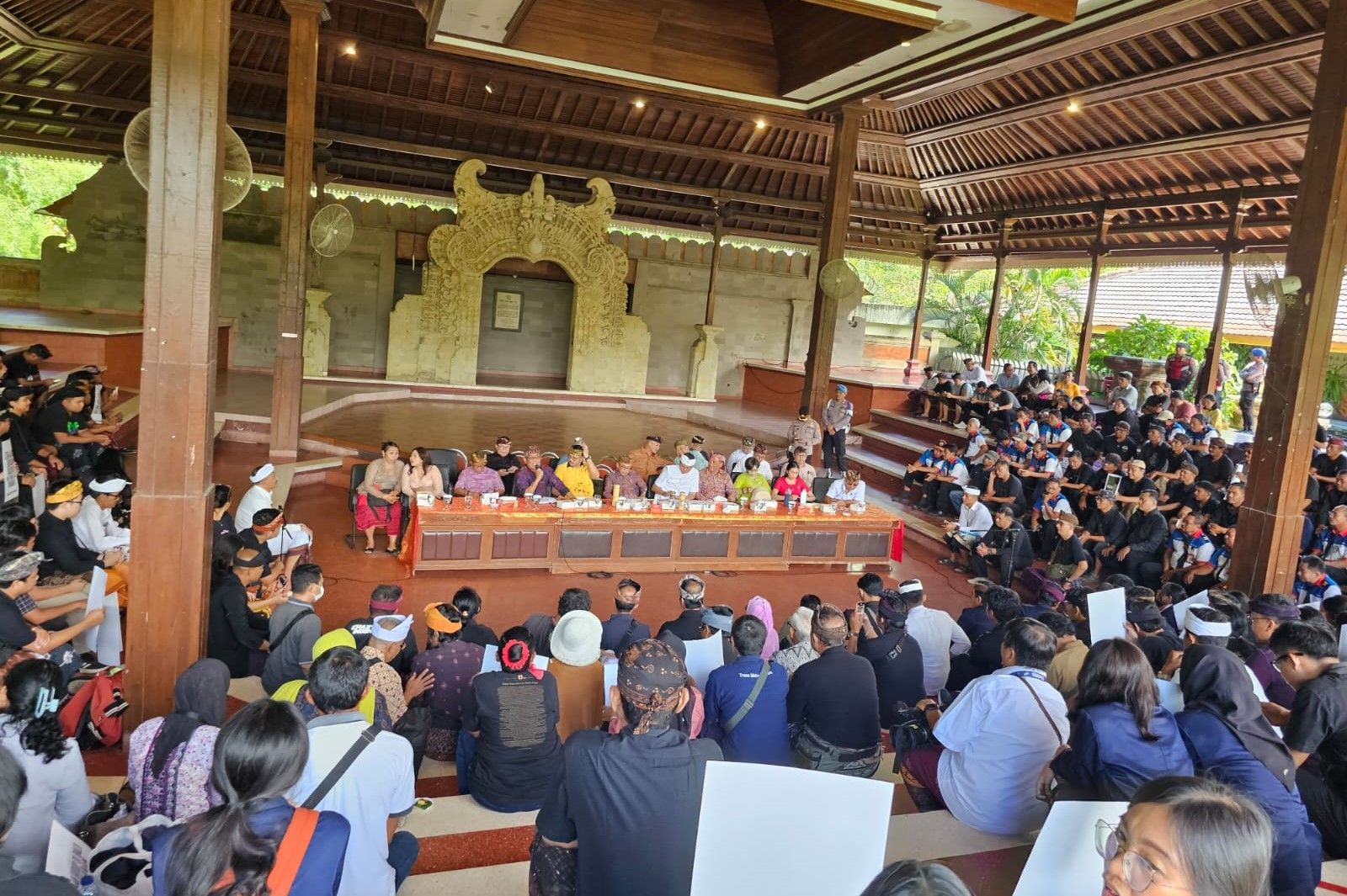 TUNTUT KEPASTIAN: Ratusan mahasiswa dan penumpang Bus TMD saat berdialog di wantilan DPRD Bali, Kamis 27 Februari 2025.