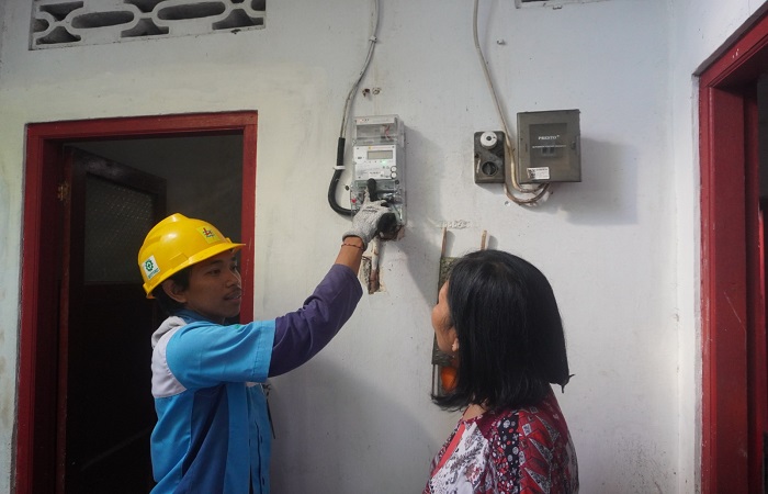 Petugas PLN memberikan penjelaskan kepada pelanggan bahwa diskon tarif listrik 50 persen berakhir hari ini.