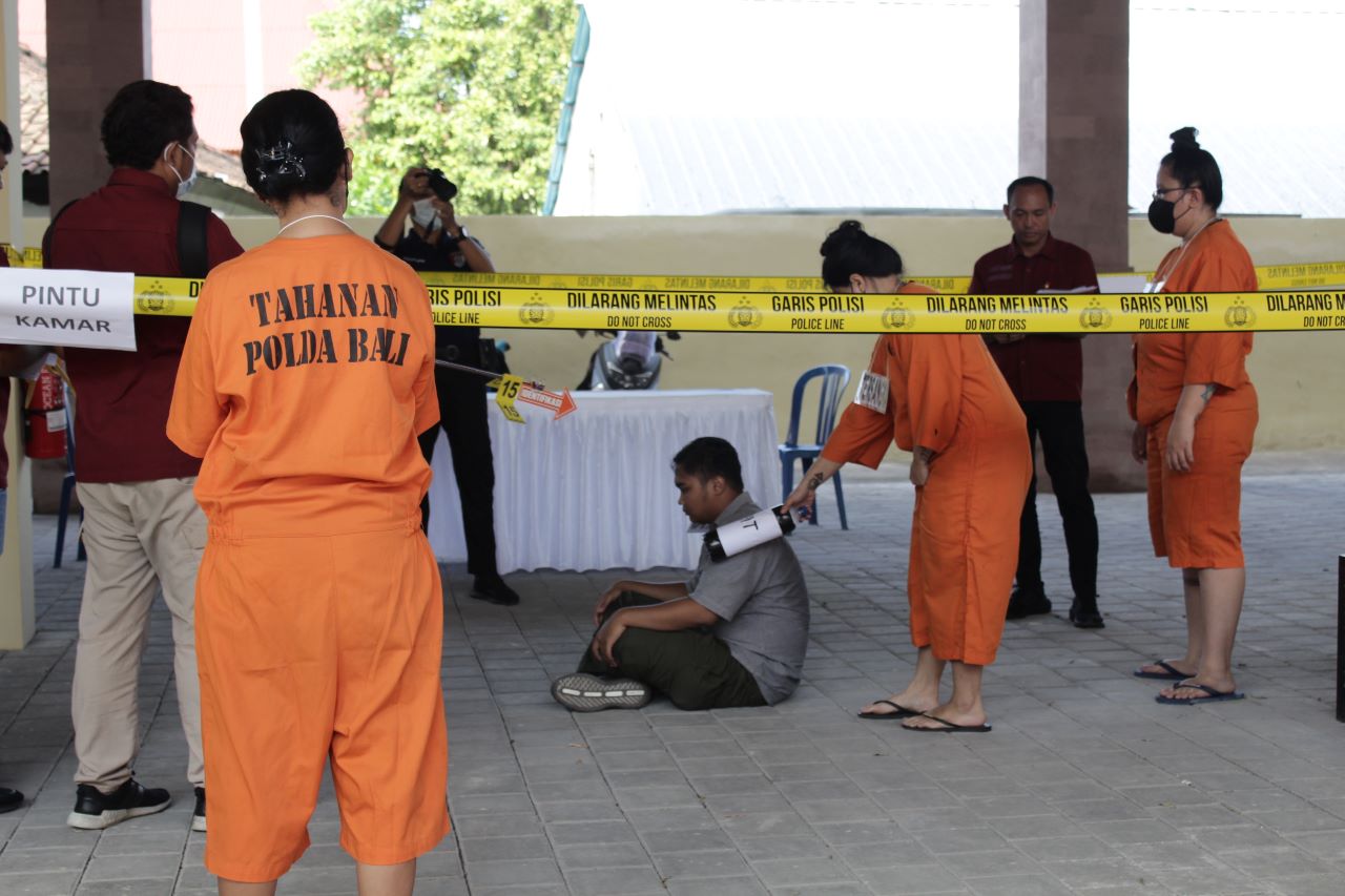 REKONSTRUKSI: Proses rekonstruksi kasus pembunuhan yang dilakukan oleh tiga orang perempuan. Rekonstruksi dilakukan di Polres Buleleng.